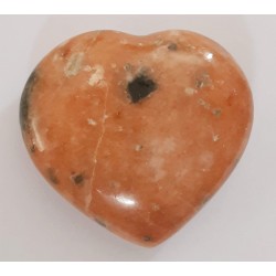 coeur calcite orange avec inclusions de tourmaline noire