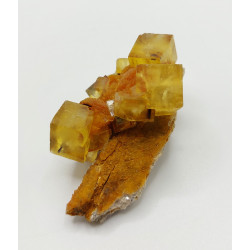 Fluorine jaune brute sur quartz hématoide