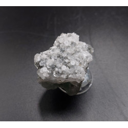 Fluorine verte recouverte de calcite et pyrite