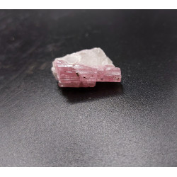 Tourmaline rose brute dans quartz